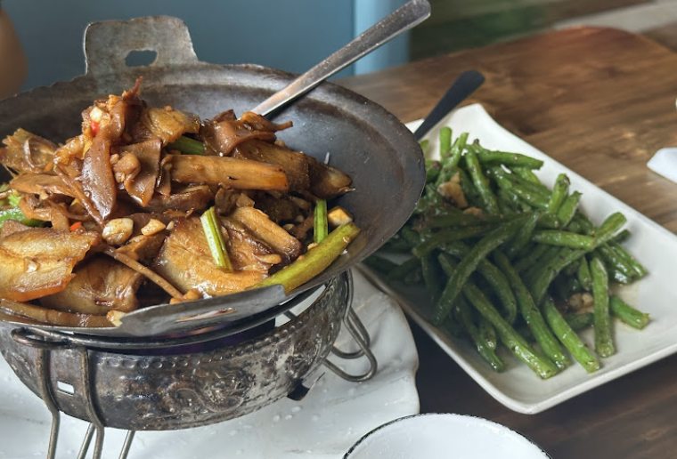 Chef Tan signature dishes Sauteed Slicd Beef
Pork with Bean Curd
Broccoli Dish